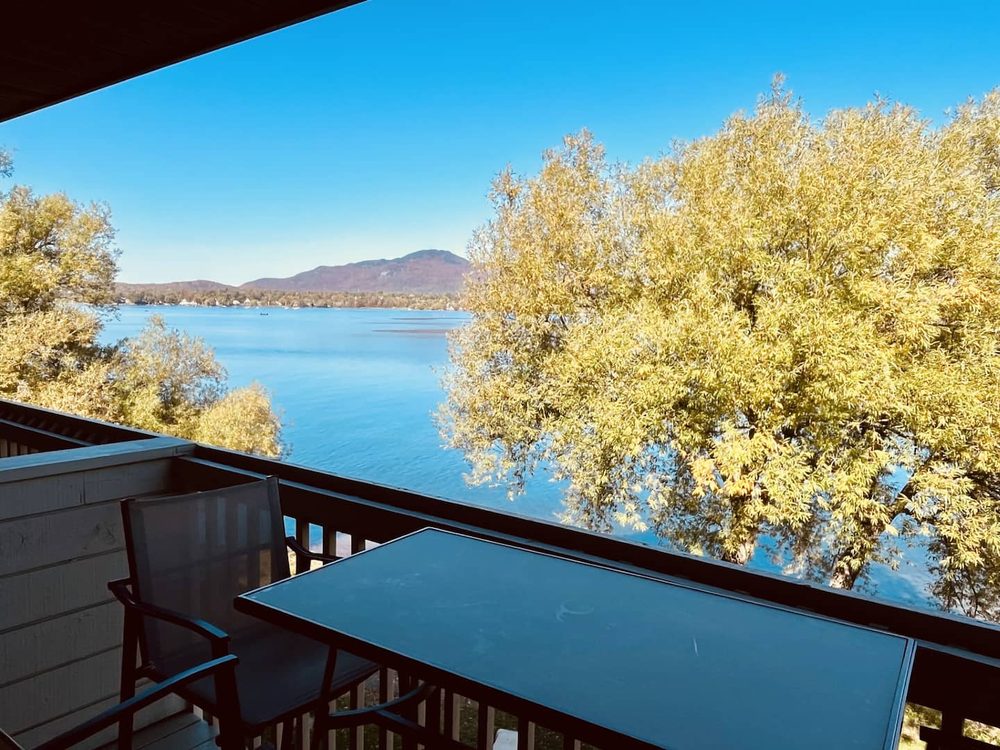 Vue sur le lac depuis le balcon privé