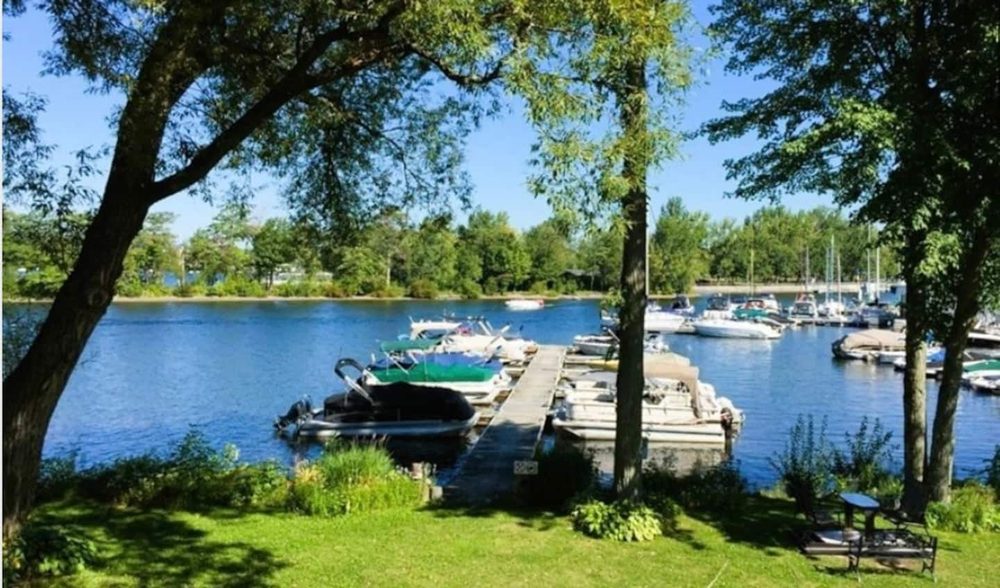 Le quai et les embarcations sur le lac