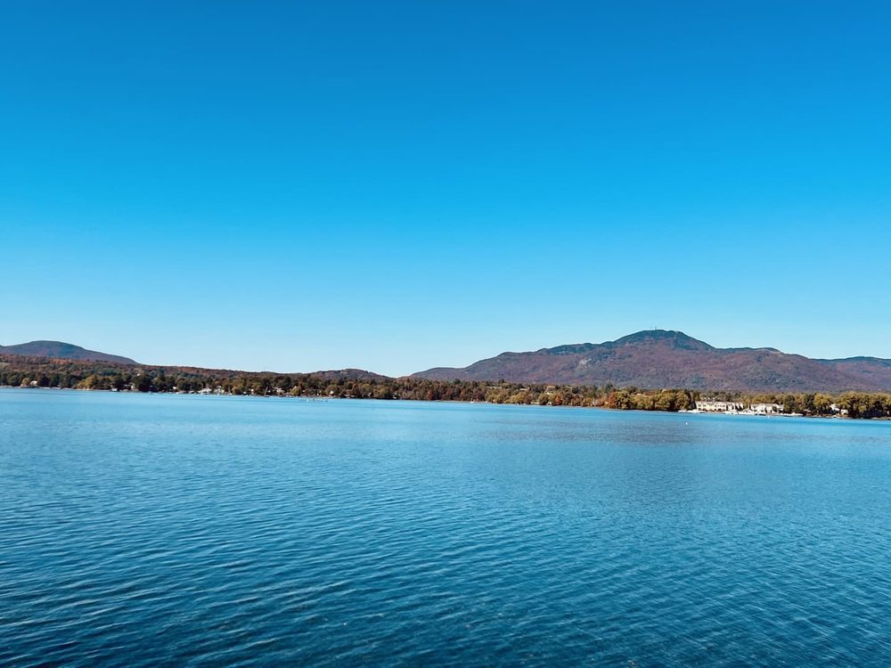 Le Mont Orford en toile de fond du lac