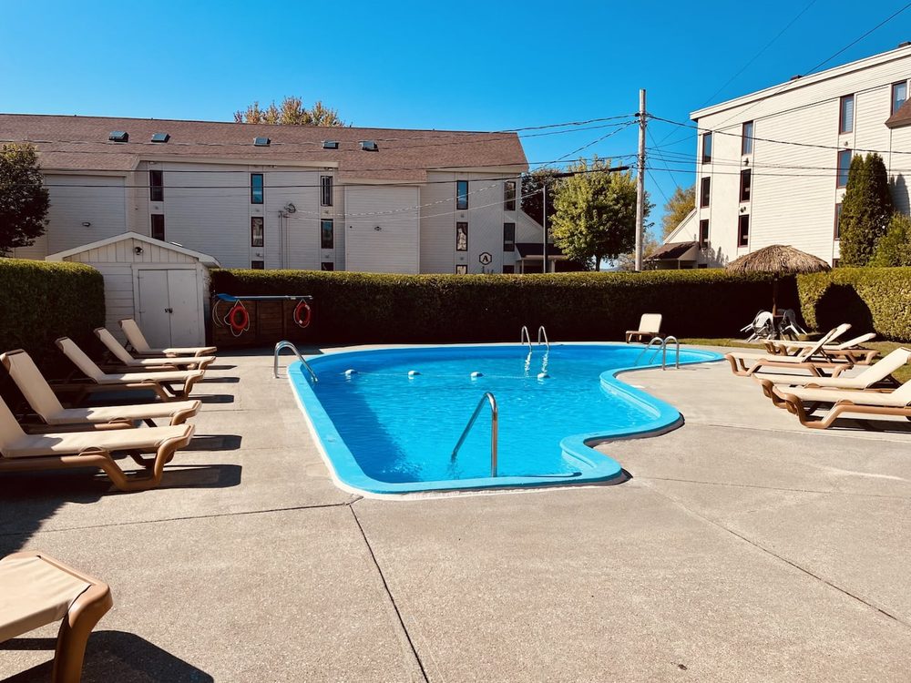 La piscine extérieure du complexe