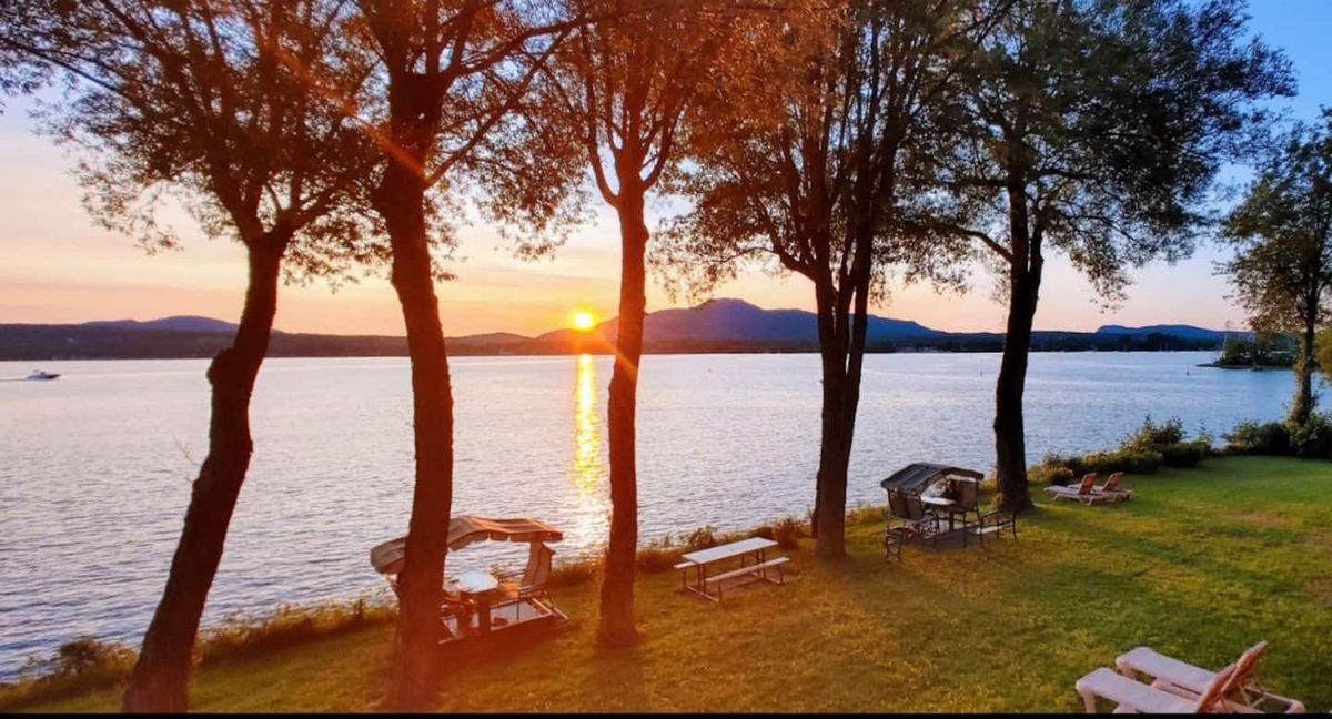 Coucher de soleil sur le lac Memphrémagog, vu du quai
