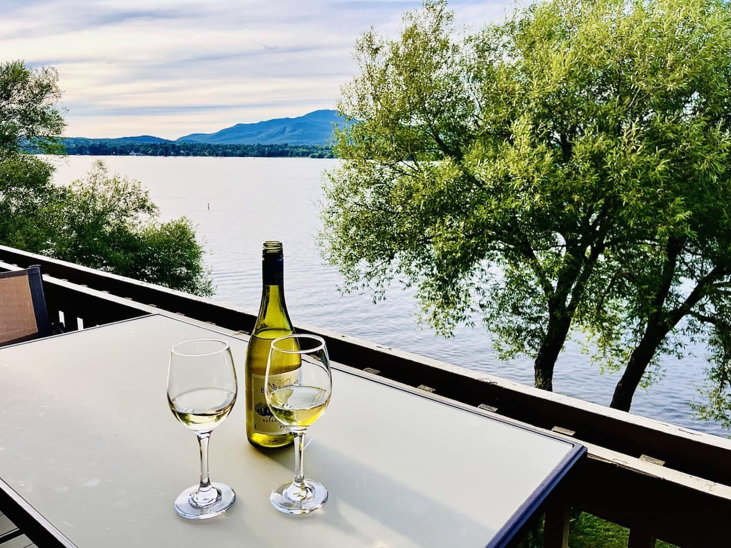 Vue du lac Memphrémagog depuis le balcon du condo, au coucher du soleil