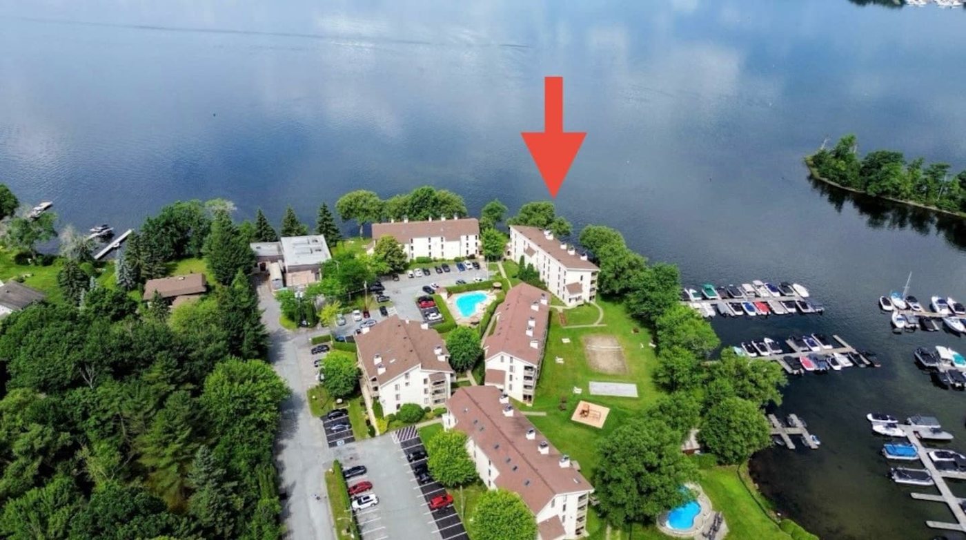 Vue aérienne du complexe de condos au bord du lac Memphrémagog