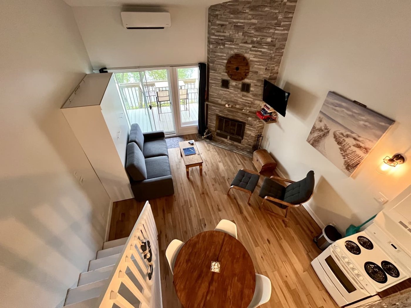 Le salon vu depuis la mezzanine, avec foyer et coin repas